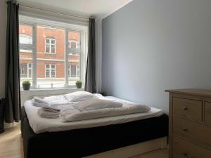 コペンハーゲンにあるApartmentInCopenhagen Apartment 720の窓付きのベッドルームのベッド1台