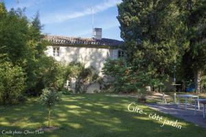 um edifício com um quintal com árvores e uma mesa em Villa de 4 chambres avec piscine privee jardin clos et wifi a Crastes em Crastes