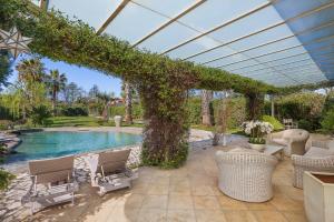 patio z basenem i pergolą w obiekcie Luxury Garden House w mieście Pietrasanta