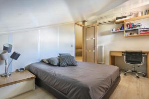 sypialnia z łóżkiem, biurkiem i krzesłem w obiekcie Luxury Garden House w mieście Pietrasanta +14 zdjęć