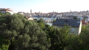 vista su una città con un fiume e su edifici di Rose rooms at island of Rab a Rab