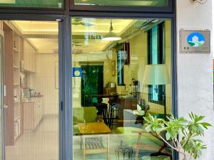 花蓮市的住宿－Literature River Bank 文學河岸 禁菸小包棟民宿，一个带桌子的房间的玻璃门