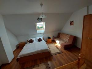 uma sala de estar com uma cama e um sofá em Apartamenty Kołczewo em Kolczewo