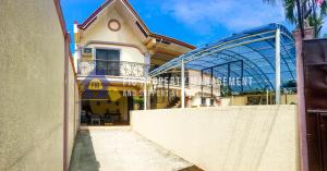 una casa con una entrada de cristal a un edificio en Casita de Ruby Resort in Laguna, en Bay