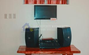 TV sobre una mesa de madera en Casita de Ruby Resort in Laguna, en Bay