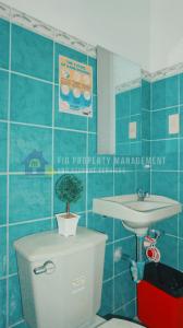 Un baño con un lavabo y un inodoro con una planta encima. en Casita de Ruby Resort in Laguna, en Bay