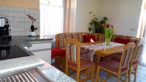 una cocina con mesa con sillas, mesa y mesa en Haus Piber, en Villach