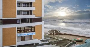 ヴェスターラントにあるApartments Monbijouのホテルのバルコニーから海の景色を望めます。