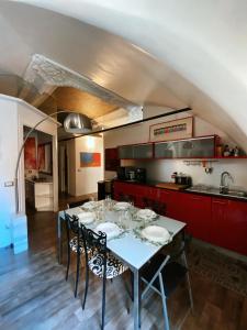 a dining room with a table in a kitchen at Casa Giorgia luxury apartment in Rome