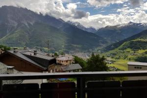 balkon z widokiem na pasmo górskie w obiekcie COTTAGE LA VILLA w mieście Oga