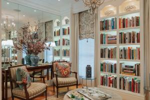 una sala da pranzo con librerie piene di libri di The Light House Boutique Suites a Paarl