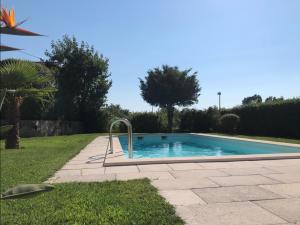 una pequeña piscina en un patio con en Casa do Valado, en Resende