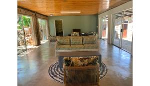 salon z kanapą i stołem w obiekcie Matatane Camp - Babanango Game Reserve w mieście Nkwalini