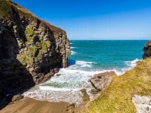 a view of the ocean from a cliff at Polrunny Farm Elderberry Cottage with sea view in Boscastle