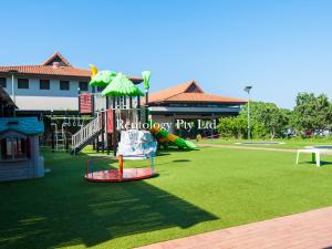 バリートにあるLuxurious 2 Bed Zimbali Suites Sea Viewの遊具付きの公園