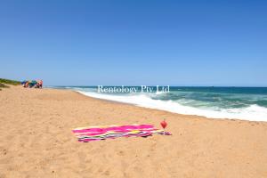 バリートにあるLuxurious 2 Bed Zimbali Suites Sea Viewの海辺の浜辺に横たわるカラフルな凧