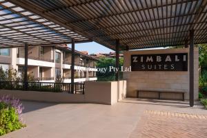 バリートにあるLuxurious 2 Bed Zimbali Suites Sea Viewの看板のある建物