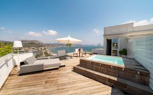 una terraza en la azotea con una piscina en una casa en Hotel Il Gabbiano en Bacoli