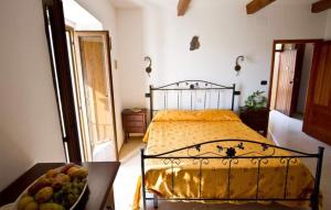 1 dormitorio con 1 cama y un bol de fruta en One bedroom appartement with sea view shared pool and enclosed garden at Badolato, en Badolato