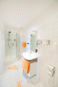 Koupelna v ubytování Hotel Spöttel + 31 fotografií