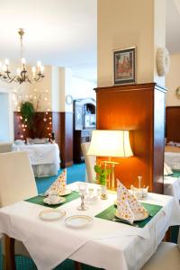 Hotel Spöttel في باد ناوهايم: غرفة مع طاولة مع كراسي ومصباح