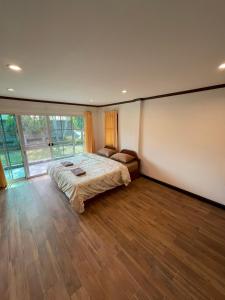 เตียงในห้องที่ F16 Rock Garden Beach Resort Rayong