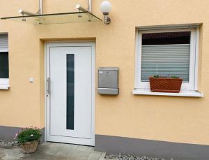 une maison avec une porte et une fenêtre avec deux plantes dans l'établissement Ferienwohnung Lavendel, à Lahr/Schwarzwald