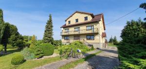 a bike parked in front of a house at Dom nad Jeziorem in Szczedrzyk