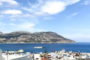 vista su una città e sull'oceano con case di Aerase Apartment a Karpathos
