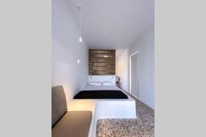 una piccola camera con letto e finestra di Aerase Apartment a Karpathos