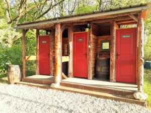Les FargesMagnifique chalets en rondins avec ou sans spa et Tipis en plaine Nature Environnement ressourçant au calme vue imprenable Lascaux SPA non disponible juillet et aout的相册照片