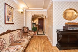 A seating area at Amber Hotel & Spa