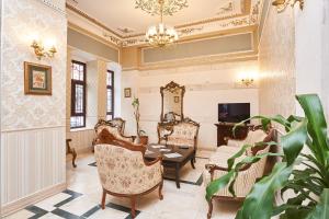 Amber Hotel & Spa في إسطنبول: غرفة معيشة مع طاولة وكراسي