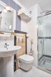 A bathroom at Amber Hotel & Spa