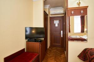 A television and/or entertainment centre at Amber Hotel & Spa