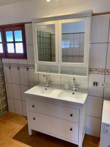 łazienka z białą umywalką i lustrem w obiekcie Finca Gerardo Villa w mieście La Playa Calera +37 zdjęć