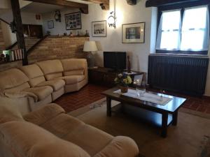sala de estar con sofá y mesa de centro en Agriturismo Casa Shangri-La, en San Giovanni al Natisone