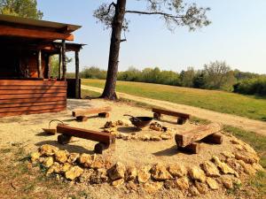 Magnifique chalets en rondins avec ou sans spa et Tipis en plaine Nature Environnement ressourçant au calme vue imprenable Lascaux SPA non disponible juillet et aout外面的花园