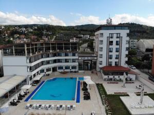 Luftaufnahme eines Hotels mit Swimmingpool in der Unterkunft Blue Pier Hotel in Kocaeli