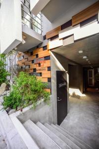 un corridoio di un edificio con una porta nera di Ken's Place Azabudai a Tokyo