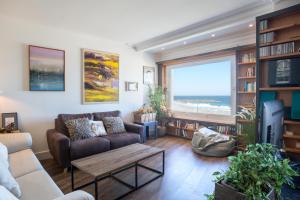 uma sala de estar com um sofá e uma mesa em Colon Zurriola IB Apartments em San Sebastián