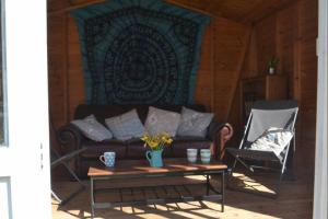 sala de estar con sofá, mesa y silla en No43: Versatile 4BR coastal home with summer house en Cowes