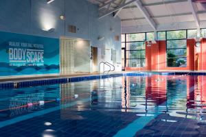 uma piscina com azulejos azuis no chão em Crowne Plaza - Belfast, an IHG Hotel em Belfast