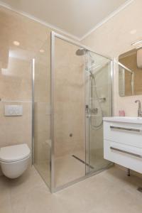 y baño con ducha, aseo y lavamanos. en Apartments Urbis, en Dubrovnik