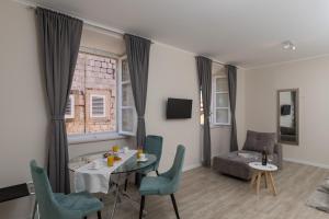 Televízia a/alebo spoločenská miestnosť v ubytovaní Apartments Urbis