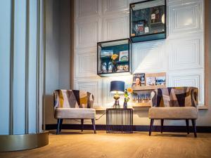 a living room filled with furniture and a tv at Fletcher Hotel-Restaurant Scheveningen in Scheveningen