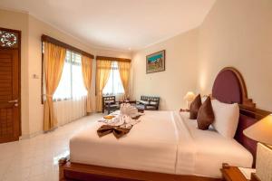 Ein Bett oder Betten in einem Zimmer der Unterkunft New Sunari Lovina Beach Resort
