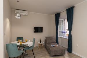 Televízia a/alebo spoločenská miestnosť v ubytovaní Apartments Urbis