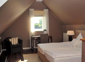 Säng eller sängar i ett rum på Hotel und Landhaus 'Kastanie'