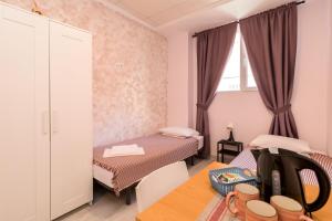 Habitación pequeña con 2 camas y mesa. en Hostal 7A, en Torrevieja